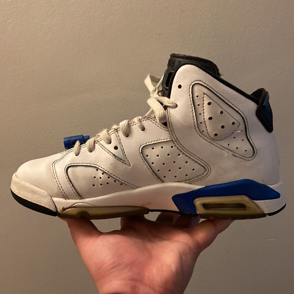 I’m selling Jordan 6s size 7 in woman’s - Picture 2 of 6